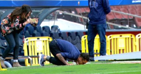 Juventus'lu Futbolcu Dani Alves, Barcelona Maçı Öncesi Çimleri Öptü