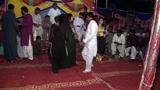 Larkay Ne Dancer ki Bas Karwa De -