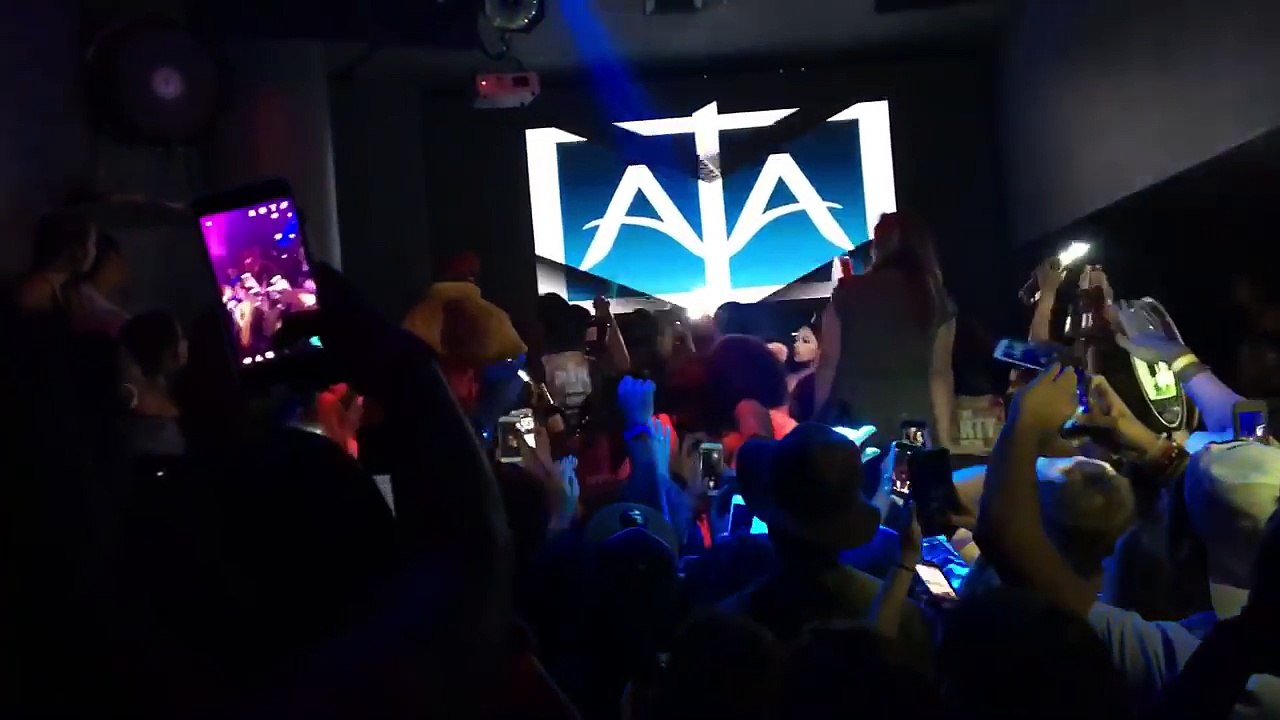 Lors d'un show case dans une boite de nuit en Floride, Chris Brown frappe violemment un photographe