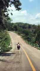 Un motard évite un serpent de peu