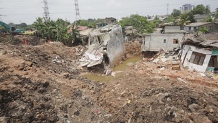 Cientos buscan en la basura recuperar el cuerpo de sus familiares en Sri Lanka