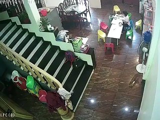 [ClipGo.vn] Phụ huynh vừa đi, cô giáo vung tay dọa đánh, lôi bé 2 tuổi vào nhà vệ sinh