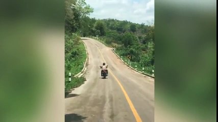 ¡Serpiente tailandesa ataca a motorista en marcha!