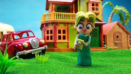 Elsa Selfie Goes Too Far! Dangerous Animal Selfie Play Doh Frozen Cartoons