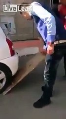 Ce débile se fait rouler dessus par son pote et s'en sort sans blessure