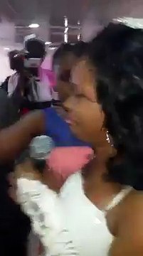 Scandale : Sa maîtresse debarque au Mariage en robe de mariée (RIRE)