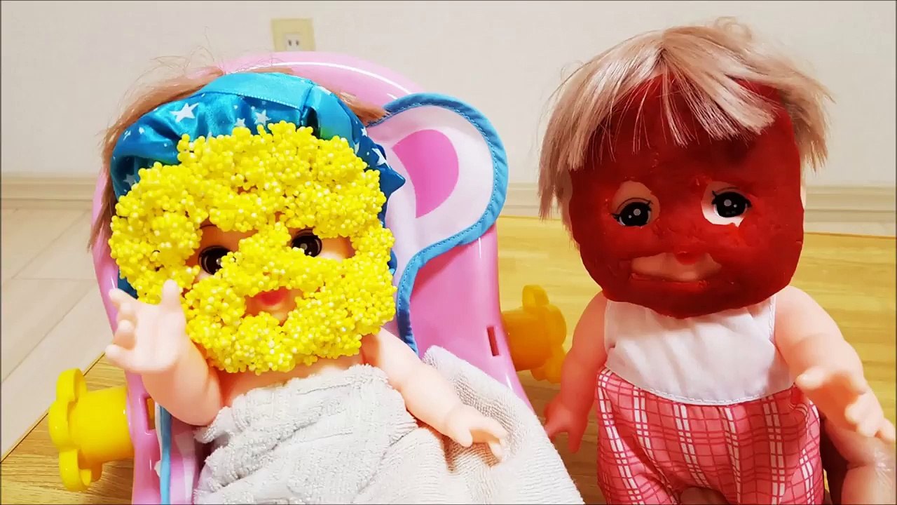 メルちゃんネネちゃんお風呂上がり ねんどでお顔パックしたよ！ ❤ 粘土遊び トイキッズ おもち...