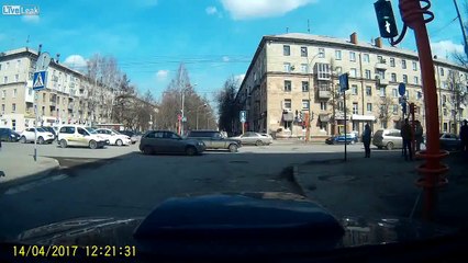 Il essaie de réparer le feux piéton mais les choses vont empirer...