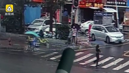 Un voleur se trompe de direction en s’enfuyant et entre dans un commissariat de police sans le savoir !