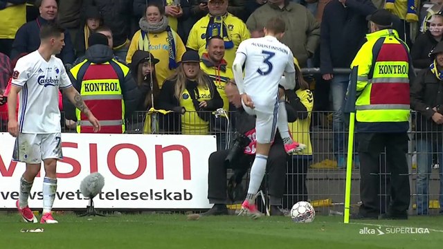 Des supporters lancent des rats morts sur l'équipe adverse