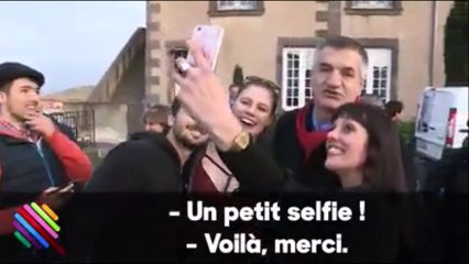 Quand Jean Lasalle louche sur un décolleté provoquant d'une de ses fans