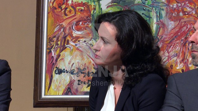 Aurora Ndrio Karameti promovon librin rreth raportimit të medieve për konfliktin e vitit 2001