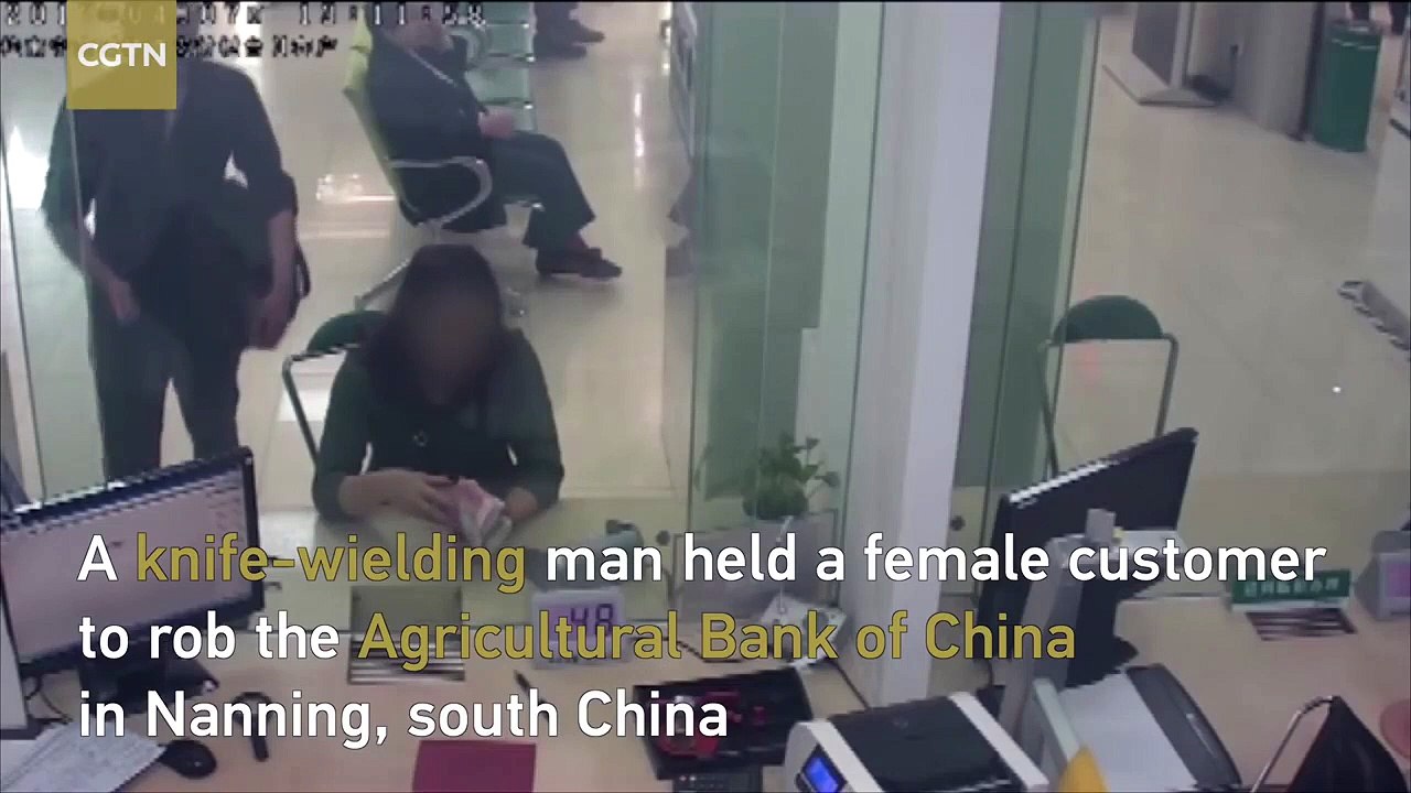 Un employé de banque en mode super héros