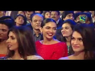 Alia Bhatt ny Shahrukh khan ko show main kia khy dia