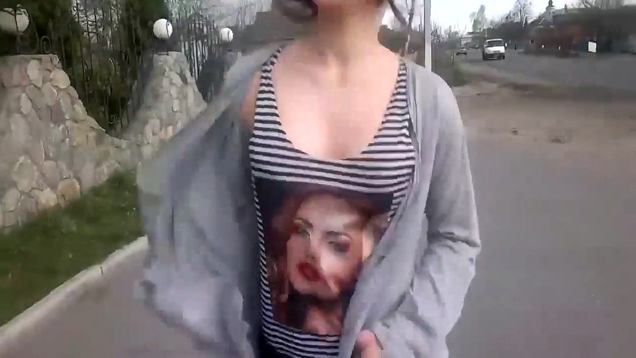 Une fille qui danse sur le bord de la route provoque un gros accident