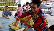 Makan durian di Kuala Lumpur