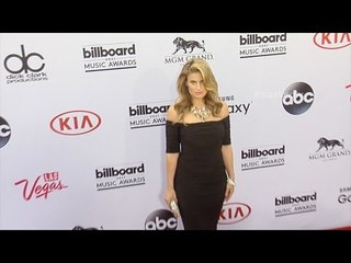 Idina Menzel "Billboard Music Awards 2015" Red Carpet Arrivals