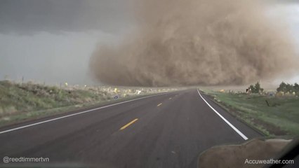 Face à une énorme tornade de près !!