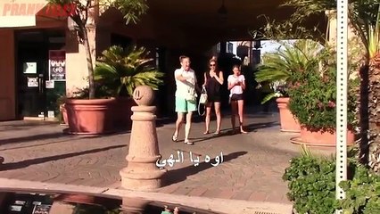 شاهد ماذا يحدث لكل شخص يحاول التقاط هذه الورقة النقدية من الارض_مضحك ما سوف تشاهده الان