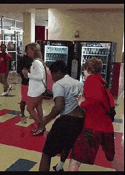 Quand on se prend pour Michael Jordan à la cantine