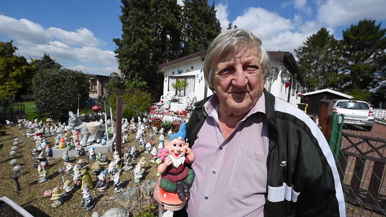 Gilbert collectionne les nains de jardin