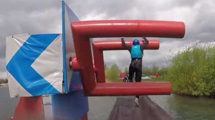 Quand on se ridiculise, on peut toujours compter sur un ami... pour tenir la caméra et rire très fort