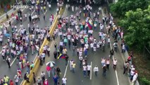 Marcha opositora continúa rumbo a la Defensoría del Pueblo