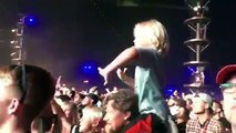 Ce petit garçon vole la vedette aux stars de Coachella