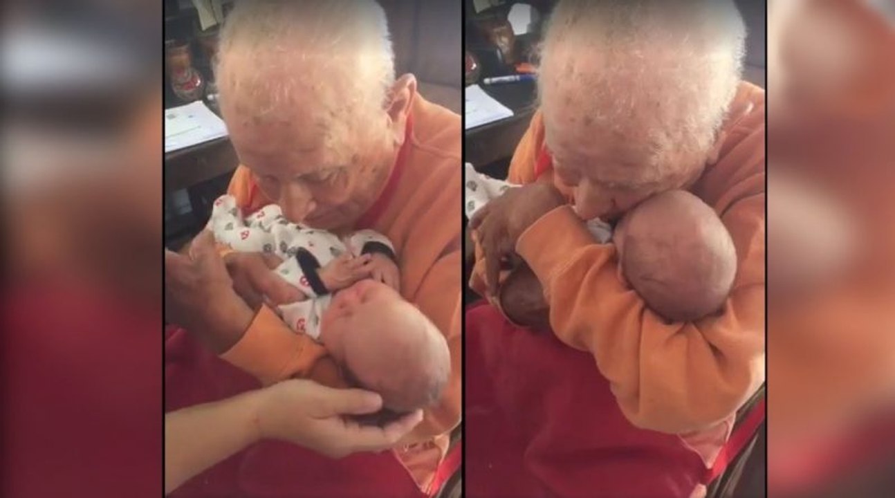 Ce papy de 105 ans fait connaissance avec son arrière petit-fils de 5 jours...Adorable !