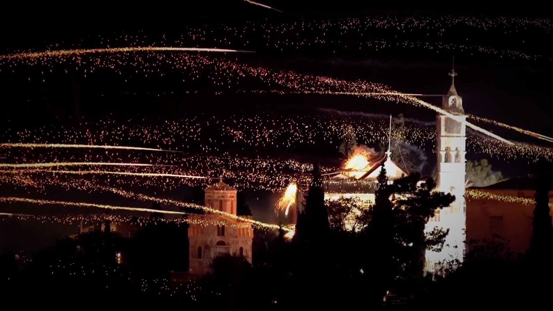 想像以上に攻撃的なギリシャ伝統の花火祭り Video Dailymotion