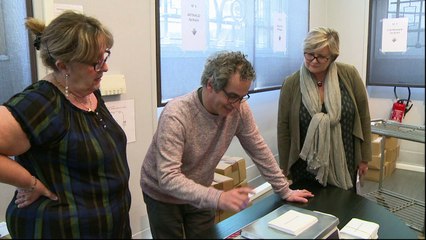 Les premiers bulletins dans les bureaux de vote