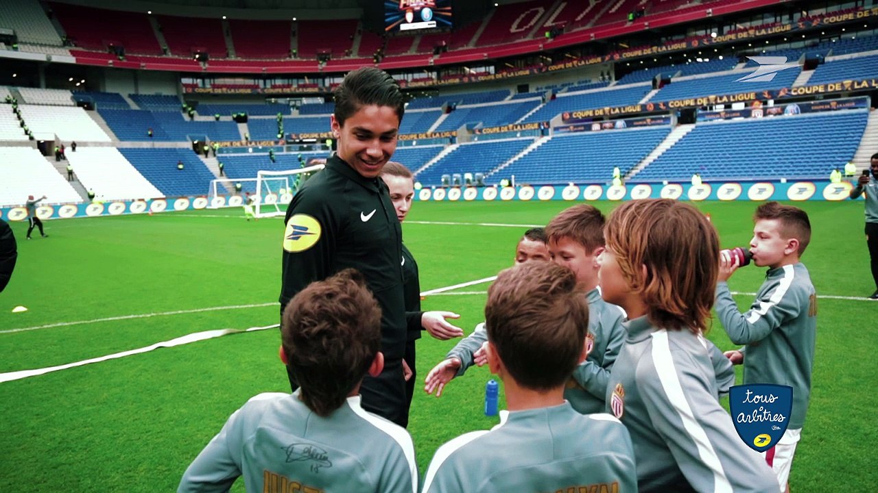 De jeunes arbitres en ouverture de la finale de la Coupe de la Ligue : PSG - AS MONACO