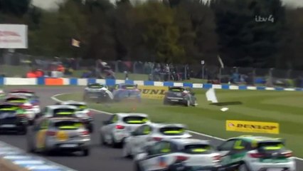 Carnage sur le circuit Donington lors de la Coupe d'Angleterre Renault Clio.