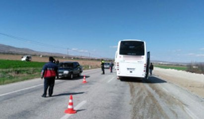 Otobüs ile Kamyonet Çarpıştı: 19 Yaralı
