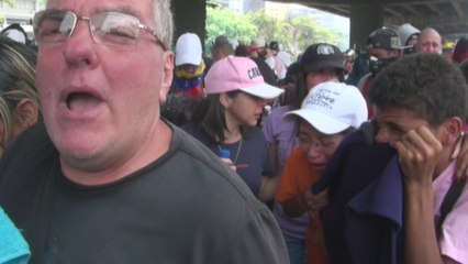 Opositores venezolanos luchan para mantenerse en la calle