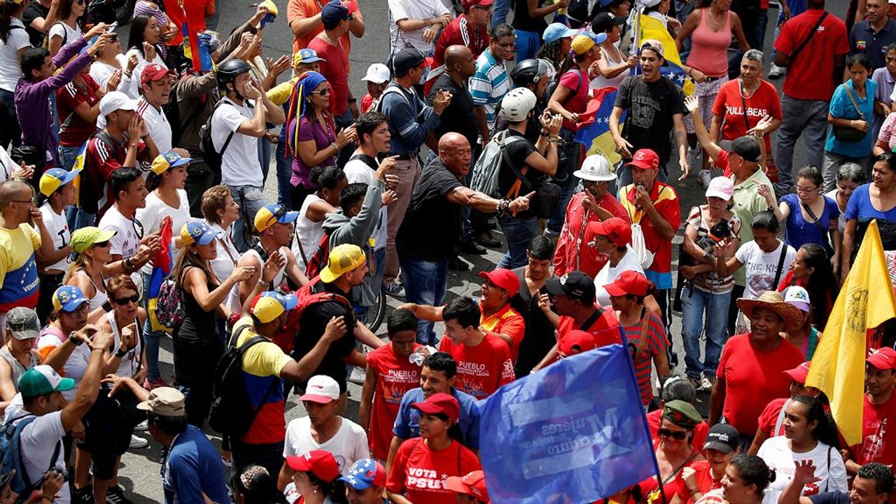 Demonstrant bei Massenprotesten gegen Präsident Maduro erschossen