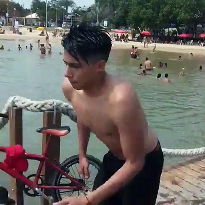 E em algum rio do Brasil, jovens se divertem.