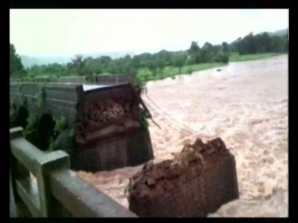 Mumbai-Goa highway collapses, 22 people missing; 2 buses swept away| Oneindia News