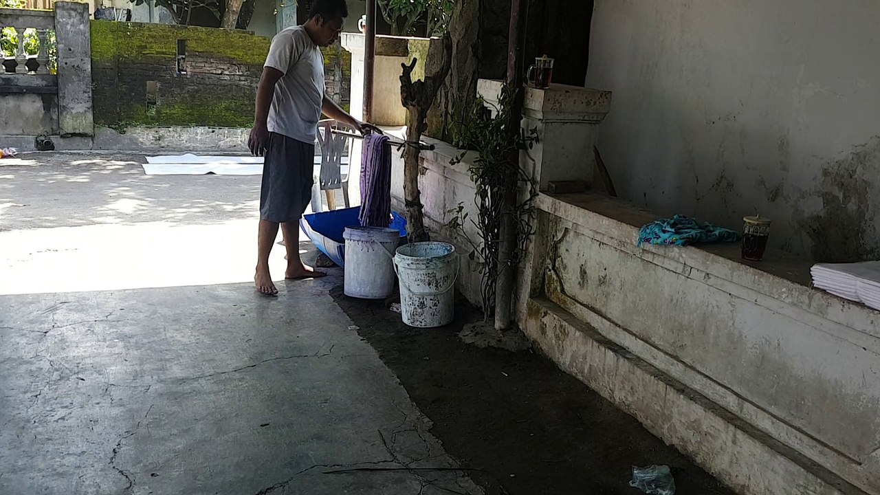 Pembuatan batik cap untuk seragam sekolah dan sejenisnya