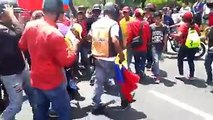 Colectivos chavistas queman la bandera de Estados Unidos.v