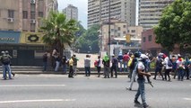 Mueren al menos dos personas en jornada de marchas en Venezuela