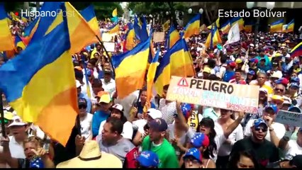 Tải video: Dos muertos y cientos de asfixiados en manifestaciones venezolanas