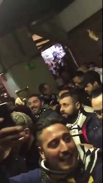 I tifosi della Juventus cantano La Remuntada all'uscita dal Camp Nou dopo aver eliminato il Barcellona