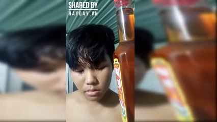 Thanh niên uống nước mắm để chứng tỏ tình yêu của mình