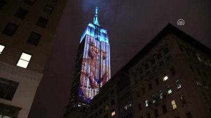 Harper's Bazaar Ikon Fotoğraflarını Empire State Binasına Yansıttı - New