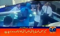 Islamabad Airport Per Security Officer Sa Phly Batamzi Karti Khatoon Ki Video Samnay A Gyee