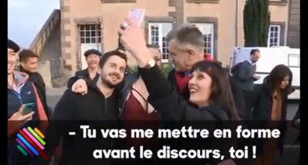 Jean Lassalle déconcentré par le décolleté d'une jeune femme.