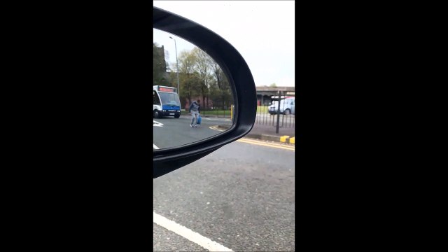 Ce gars n'a pas l'air dans son assiette... Bourré ou drogué??