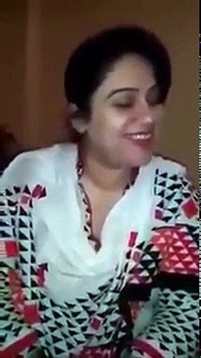 Indian pakistani girls singing sweet  songs with her beautifull and cute voice the kapil sharma show (7)