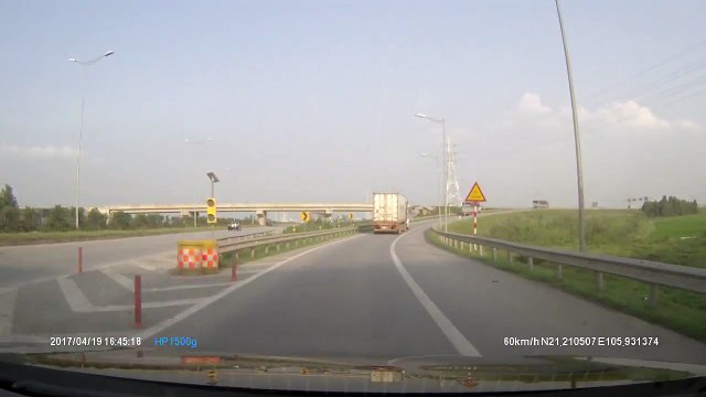 Xe bán tải ngang nhiên chạy ngược chiều trên cao tốc